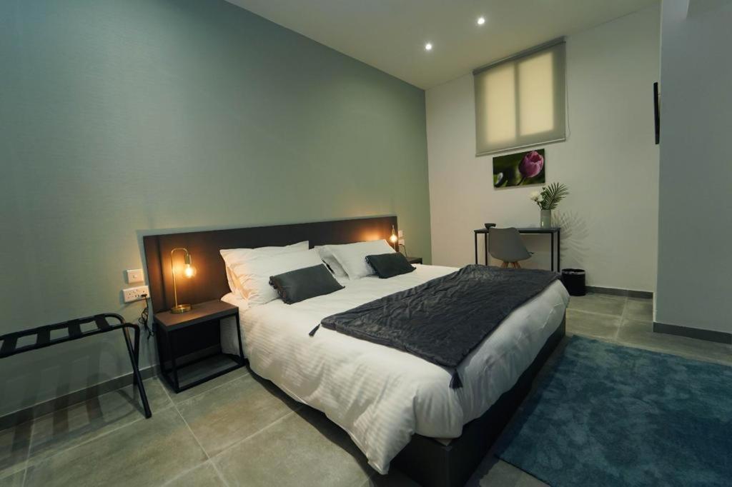 Private Rooms With Bathroom In Valletta Exterior foto