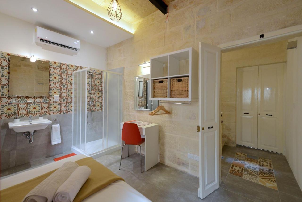 Private Rooms With Bathroom In Valletta Exterior foto