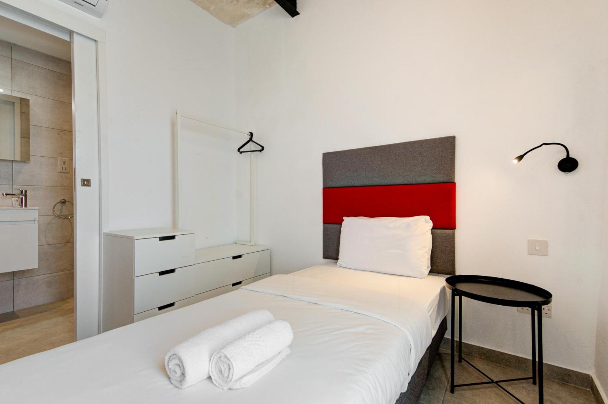 Private Rooms With Bathroom In Valletta Exterior foto
